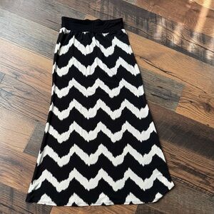 ⭐️Karen Kane Black and Cream Chevron Maxi Skirt⭐️